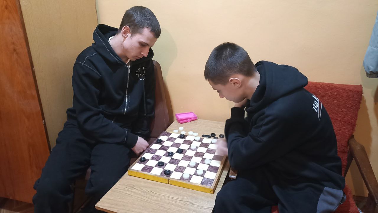 Соревнования по шашкам. 5 декабря на базе спортзала «Кристалл» Петровского комплекса спортивных сооружений прошли соревнования по шашкам, в зачёт спартакиады 2025-2026 годов среди учебных заведений города Петровское Соревнования по шашкам. 5 декабря на базе спортзала «Кристалл» Петровского комплекса спортивных сооружений прошли соревнования по шашкам, в зачёт спартакиады 2025-2026 годов среди учебных заведений города Петровское