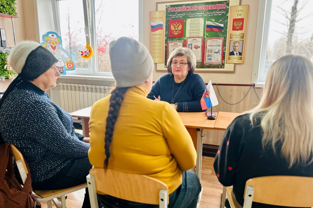 Сегодня начальник отдела по вопросам опеки, попечительства и патронажа Попова Ирина провела семинар для родителей и педагогов Кленовской школы им. Гвардии капитана Д.М. Мирошникова на тему «Защита прав и достоинства ребёнка» Сегодня начальник отдела по вопросам опеки, попечительства и патронажа Попова Ирина провела семинар для родителей и педагогов Кленовской школы им. Гвардии капитана Д.М. Мирошникова на тему «Защита прав и достоинства ребёнка»