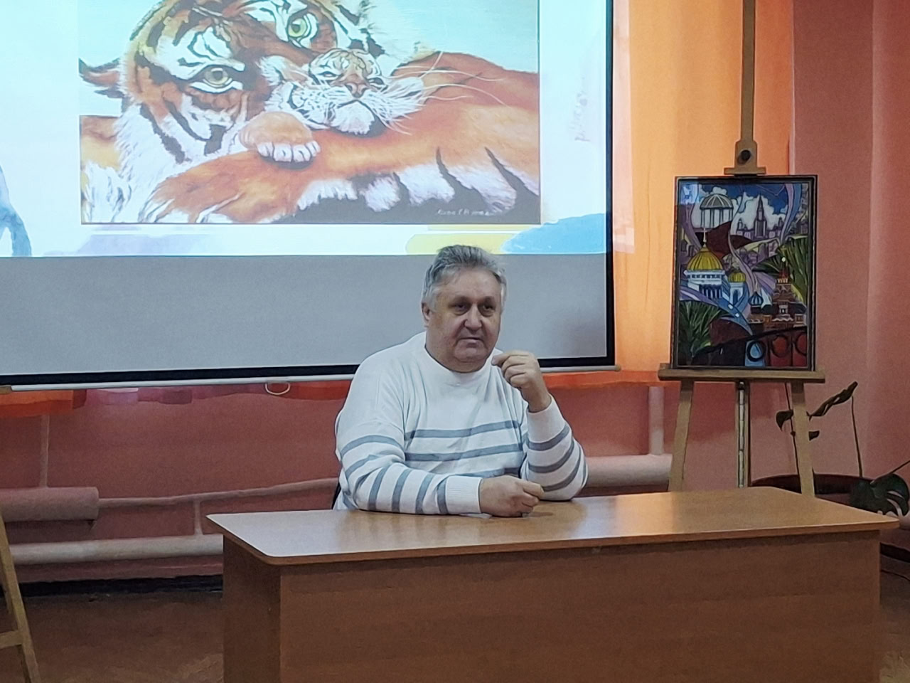 В Брянковском колледже ЛГПУ для обучающихся специальности «Дизайн (по отраслям)» состоялась творческая встреча с брянковским художником и волонтером Сергеем Мовой В Брянковском колледже ЛГПУ для обучающихся специальности «Дизайн (по отраслям)» состоялась творческая встреча с брянковским художником и волонтером Сергеем Мовой