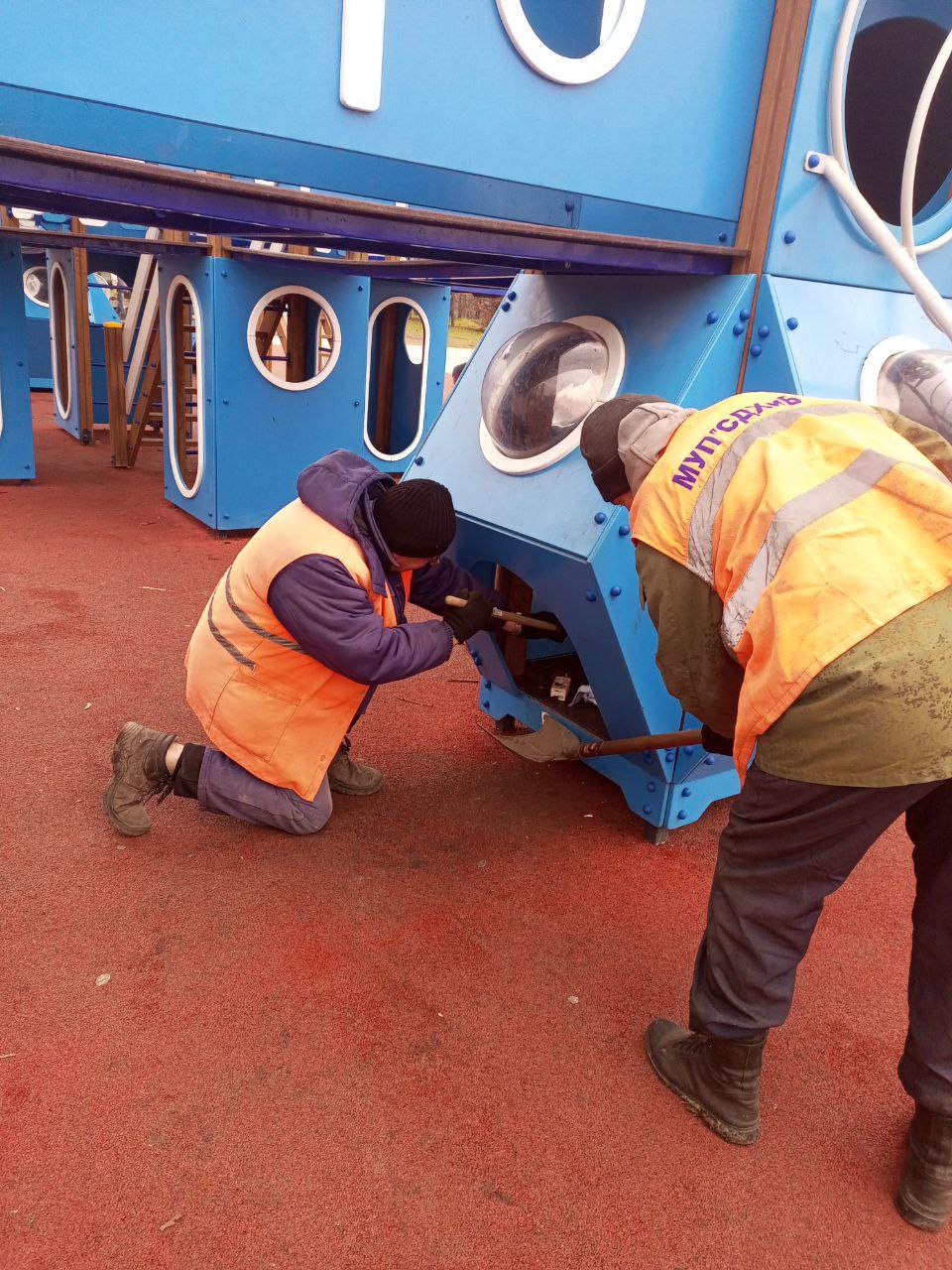 Вновь зафиксированы факты повреждения элементов игрового комплекса на детской площадке, расположенной на центральной площади города Вновь зафиксированы факты повреждения элементов игрового комплекса на детской площадке, расположенной на центральной площади города