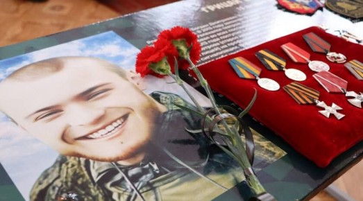 «Парту Героя» в память о защитнике Донбасса Богдане Грицае открыли в колледже имени Героя Социалистического Труда Петрова, в котором учился парень