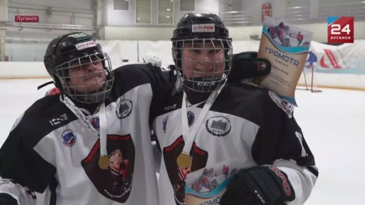 Необычный матч прошёл в Луганской ледовой арене – 20 спортсменов сыграли в адаптивный хоккей