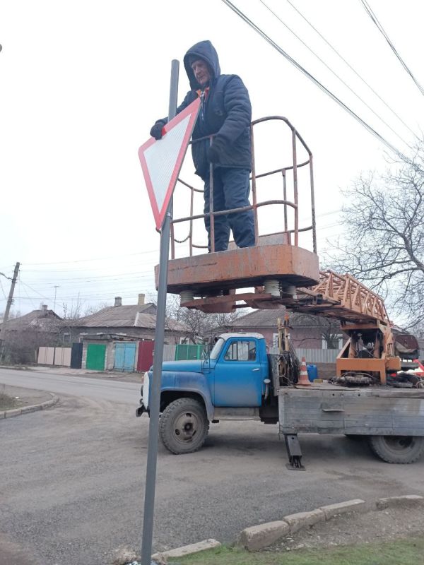 Коммунальные службы проводят работы на территории города Коммунальные службы проводят работы на территории города