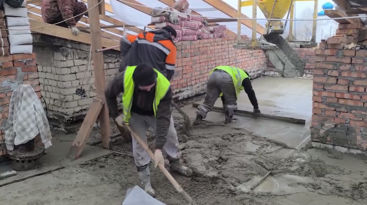 Строители тюменской компании «СТИЛЛ» успешно завершили заливку стяжки на одной части кровли дома №9 по улице П. Котова. Перед этим, после демонтажа старого покрытия, крыша была тщательно очищена до основания Строители тюменской компании «СТИЛЛ» успешно завершили заливку стяжки на одной части кровли дома №9 по улице П. Котова. Перед этим, после демонтажа старого покрытия, крыша была тщательно очищена до основания