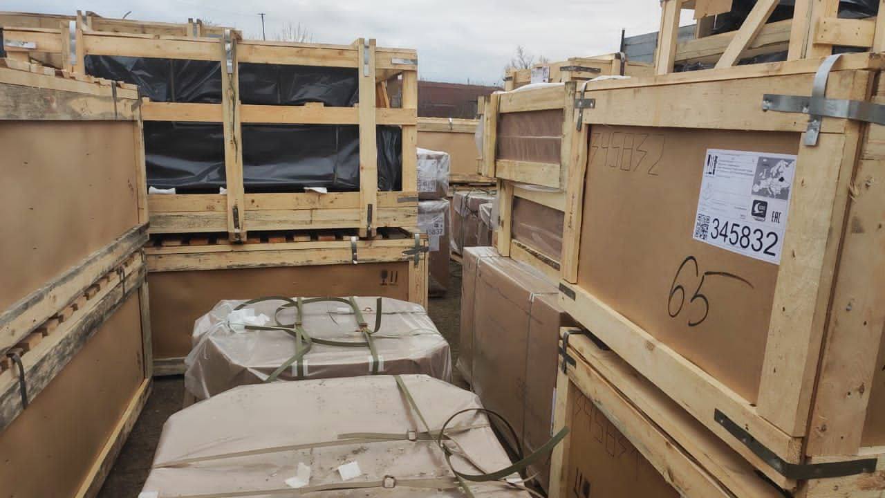 В рамках выполнения мероприятий специального инфраструктурного проекта на 2025-2026 гг. 08 декабря в город Красный Луч, прибыло 10 комплектов лифтового оборудования