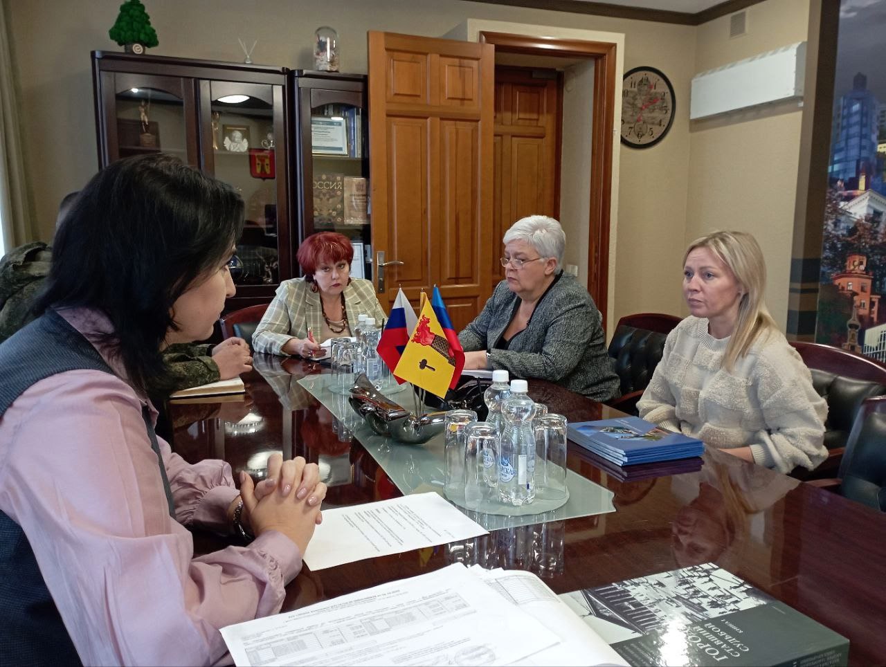 В Администрации Луганска прошла встреча Яны Пащенко с семьей погибшего участника СВО