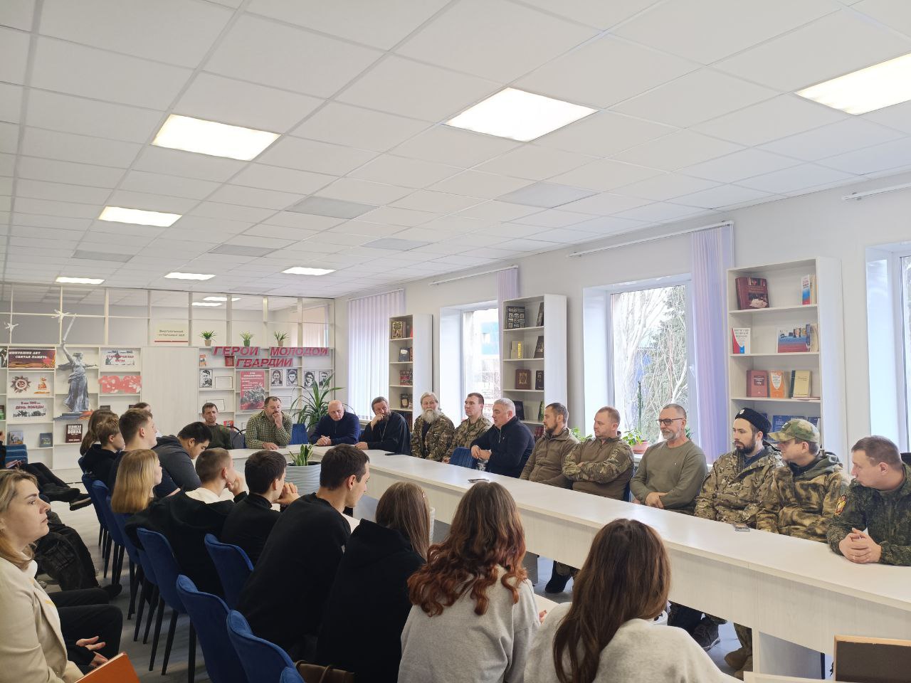 Андрей Рубанцов: Сегодня в центральной библиотеке им. Г. Сковороды студенты Ровеньковского технико-экономического колледжа встретились с военнослужащими, казаками и ветеранами боевых действий Андрей Рубанцов: Сегодня в центральной библиотеке им. Г. Сковороды студенты Ровеньковского технико-экономического колледжа встретились с военнослужащими, казаками и ветеранами боевых действий