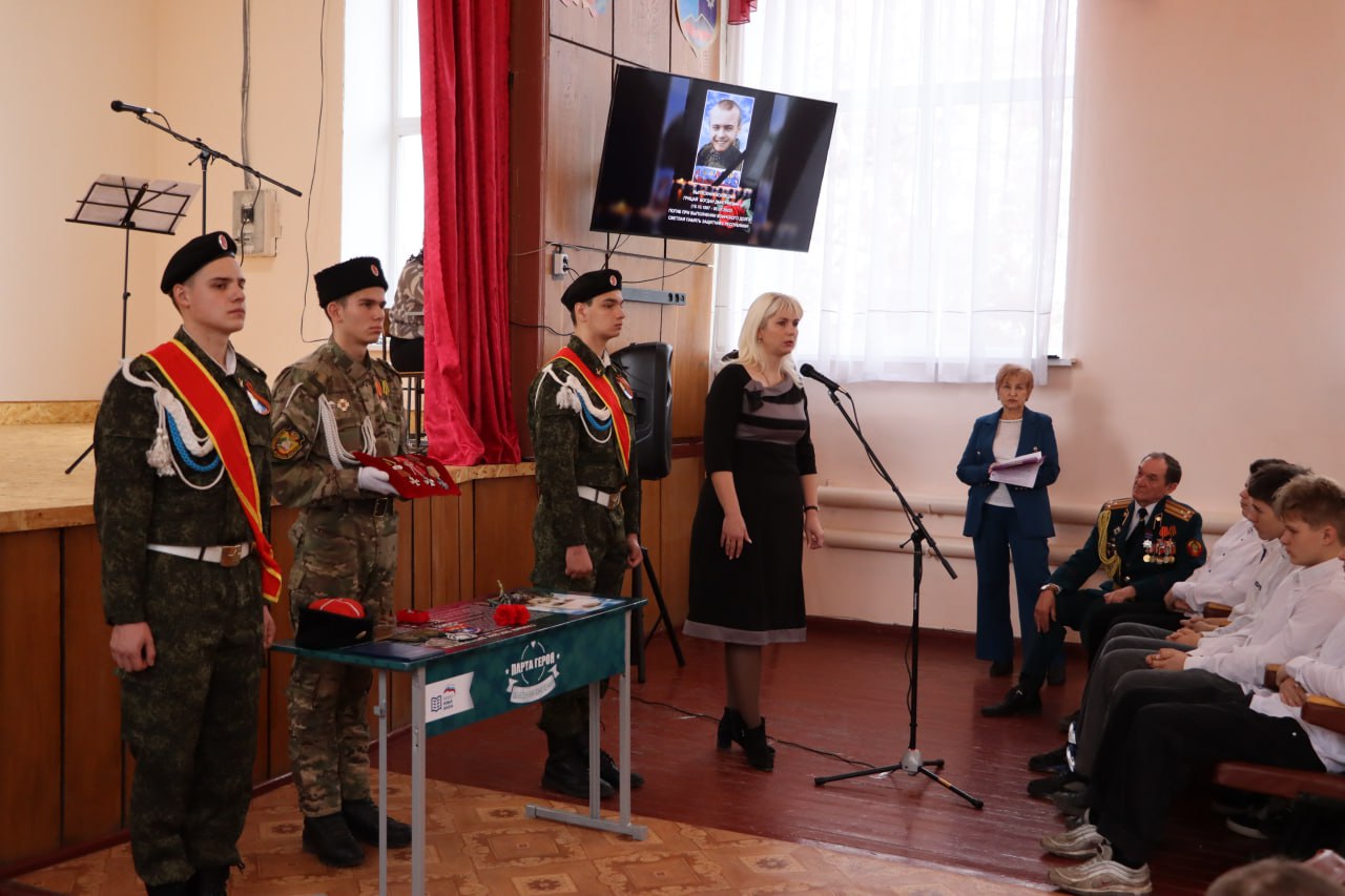 В Стахановском колледже открыли Парту Героя в память о Богдане Грицае В Стахановском колледже открыли Парту Героя в память о Богдане Грицае