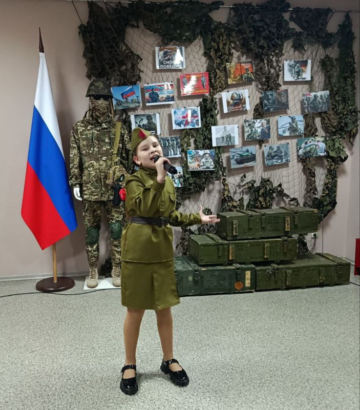 В преддверии праздника Дня Героев Отечества в Антрацитовском историческом музее совместно с детской музыкальной школой в рамках проекта «Пусть музыка звучит в веках» провели историко-музыкальный экскурс «Поклон тебе, солдат... В преддверии праздника Дня Героев Отечества в Антрацитовском историческом музее совместно с детской музыкальной школой в рамках проекта «Пусть музыка звучит в веках» провели историко-музыкальный экскурс «Поклон тебе, солдат...