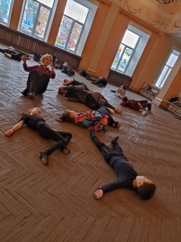 Группа учащихся театрального отделения "Реприза" КДШИ приняла участие в федеральном проекте «Объединяя театром», который проходил в городе Луганске Группа учащихся театрального отделения "Реприза" КДШИ приняла участие в федеральном проекте «Объединяя театром», который проходил в городе Луганске