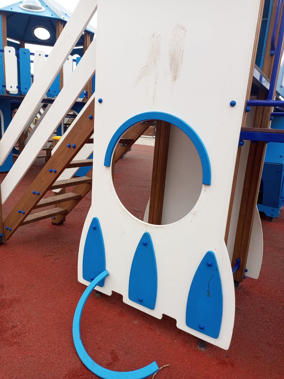 Вновь зафиксированы факты повреждения элементов игрового комплекса на детской площадке, расположенной на центральной площади города