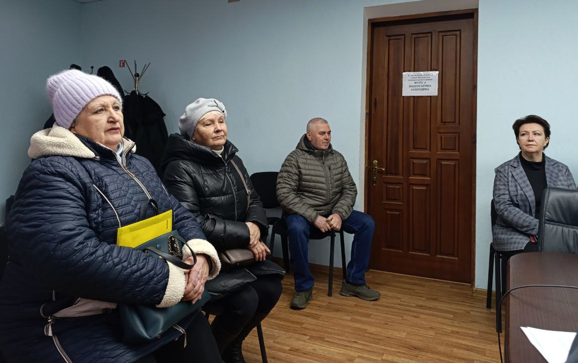 Глава Антрацитовского муниципального округа, Секретарь местного отделения партии «Единая Россия» Сергей Саенко провёл очередной еженедельный приём граждан совместно со своим заместителем Ниязом Нурутдиновым, представителями... Глава Антрацитовского муниципального округа, Секретарь местного отделения партии «Единая Россия» Сергей Саенко провёл очередной еженедельный приём граждан совместно со своим заместителем Ниязом Нурутдиновым, представителями...