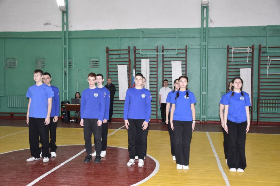 В Красном Луче в Межшкольном центре военно-патриотического воспитания и профессиональной ориентации учащихся состоялся спортивный праздник ко Дню волонтера