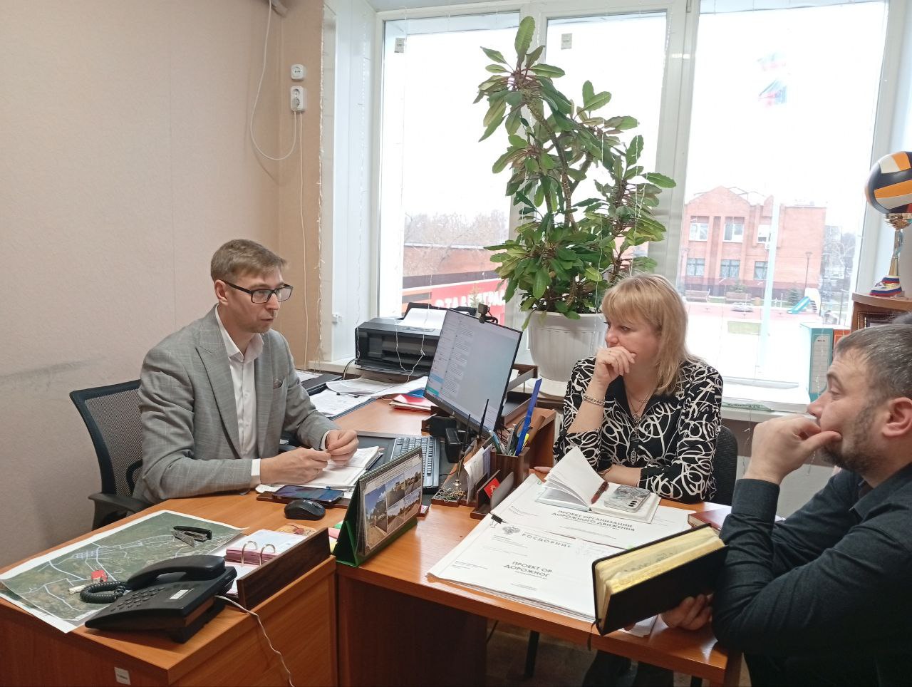 Альберт Зинченко: Сегодня заместитель Главы Станично-Луганского муниципального округа Андрей Бидлюченко провел рабочее совещание с начальниками отделов Администрации Станично-Луганского муниципального округа ЛНР