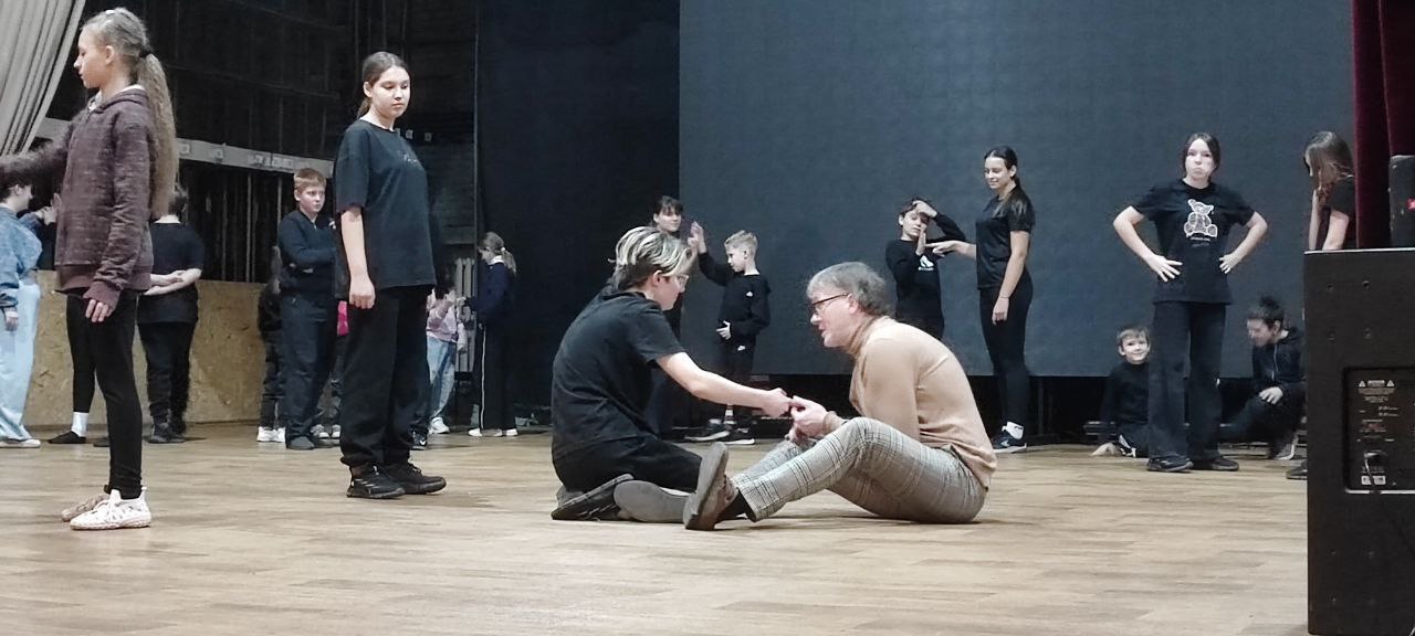 Образцовый театральный коллектив «РАДУГА» МБУ «ГЦКД г. Ирмино» стал участником всероссийского образовательного проекта «Объединяя театром» Образцовый театральный коллектив «РАДУГА» МБУ «ГЦКД г. Ирмино» стал участником всероссийского образовательного проекта «Объединяя театром»