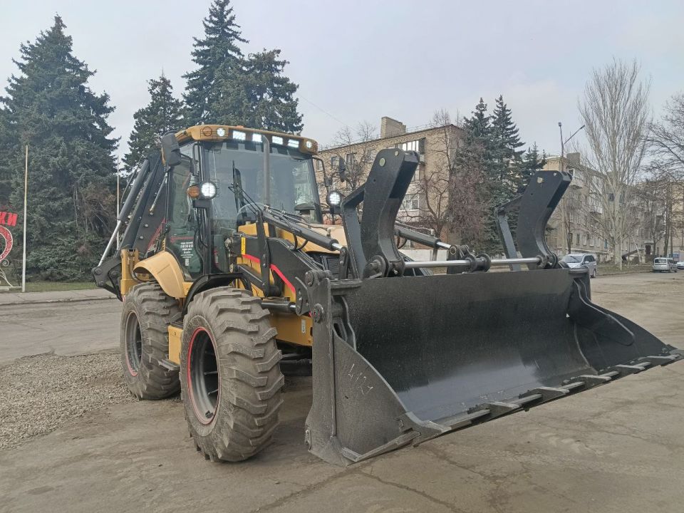 Шефская помощь Ровенькам: новый погрузчик для коммунальных служб Шефская помощь Ровенькам: новый погрузчик для коммунальных служб
