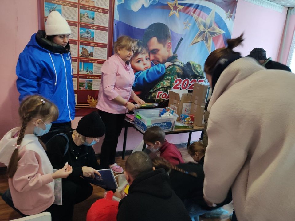 Единороссы доставили подарки в Краснолучскую городскую детскую больницу Единороссы доставили подарки в Краснолучскую городскую детскую больницу