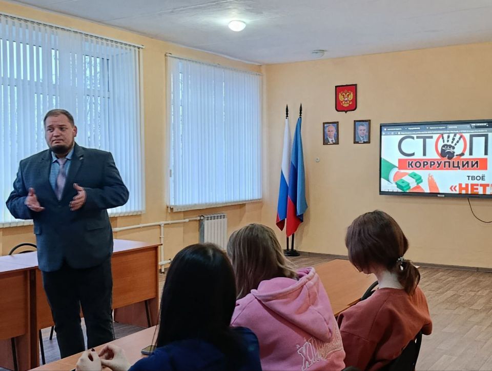 В Брянковском учебно-воспитательном комплексе №5 состоялся важный урок, проведенный советником директора по воспитанию Андреем Гавришем В Брянковском учебно-воспитательном комплексе №5 состоялся важный урок, проведенный советником директора по воспитанию Андреем Гавришем