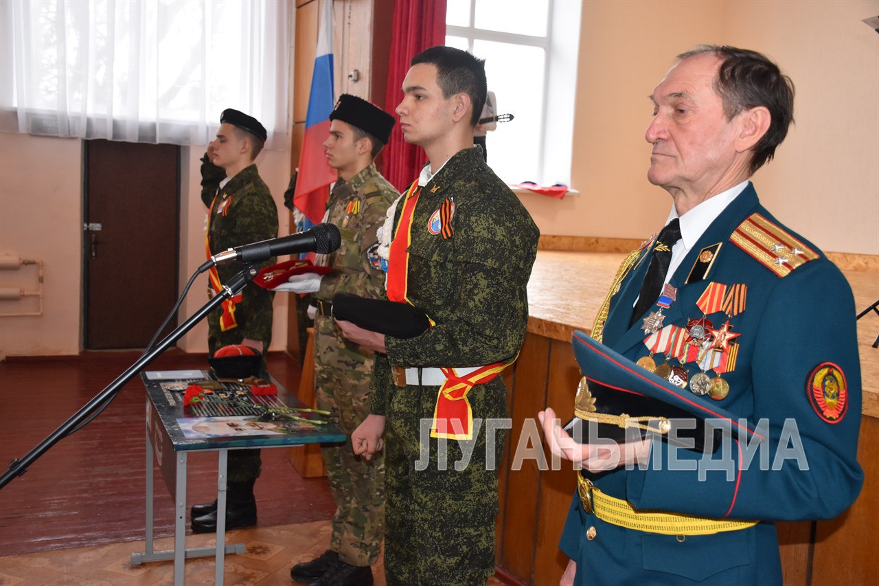 В стахановском колледже открыли Парту Героя В стахановском колледже открыли Парту Героя