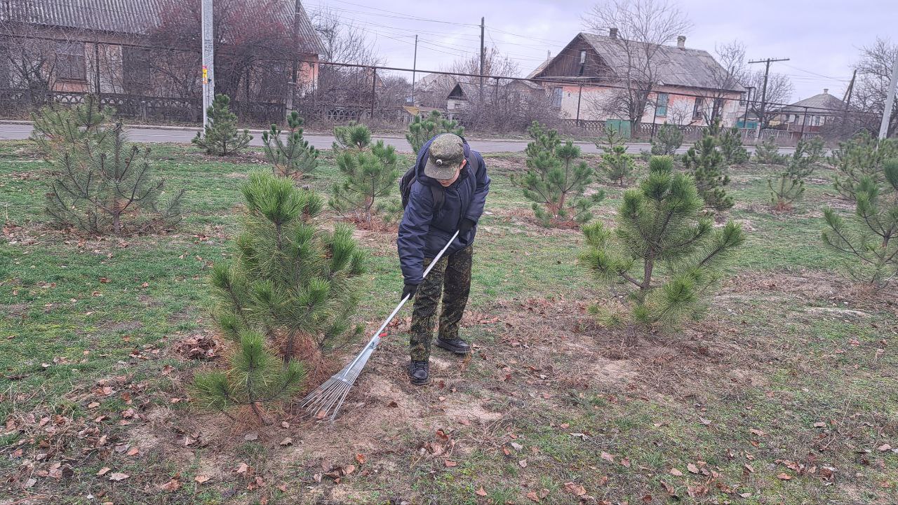 Активисты 6, 7-А и 8-А казачьих классов "Станично-Луганской средней школы имени Грекова П.М." показали замечательный пример гражданской ответственности и экологической сознательности, проведя субботник в Сквере... Активисты 6, 7-А и 8-А казачьих классов "Станично-Луганской средней школы имени Грекова П.М." показали замечательный пример гражданской ответственности и экологической сознательности, проведя субботник в Сквере...