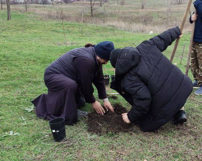 Светлана Гизай: К 59-летию основания Славяносербского района оказала содействие в передаче от Республиканского центра туризма, экологии и краеведения «Возрождение» саженцев маклюры, бундука и ольхи в село Желтое Светлана Гизай: К 59-летию основания Славяносербского района оказала содействие в передаче от Республиканского центра туризма, экологии и краеведения «Возрождение» саженцев маклюры, бундука и ольхи в село Желтое