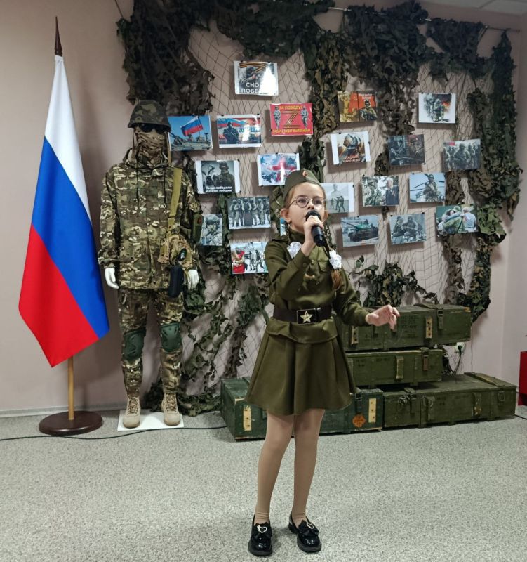В преддверии праздника Дня Героев Отечества в Антрацитовском историческом музее совместно с детской музыкальной школой в рамках проекта «Пусть музыка звучит в веках» провели историко-музыкальный экскурс «Поклон тебе, солдат... В преддверии праздника Дня Героев Отечества в Антрацитовском историческом музее совместно с детской музыкальной школой в рамках проекта «Пусть музыка звучит в веках» провели историко-музыкальный экскурс «Поклон тебе, солдат...