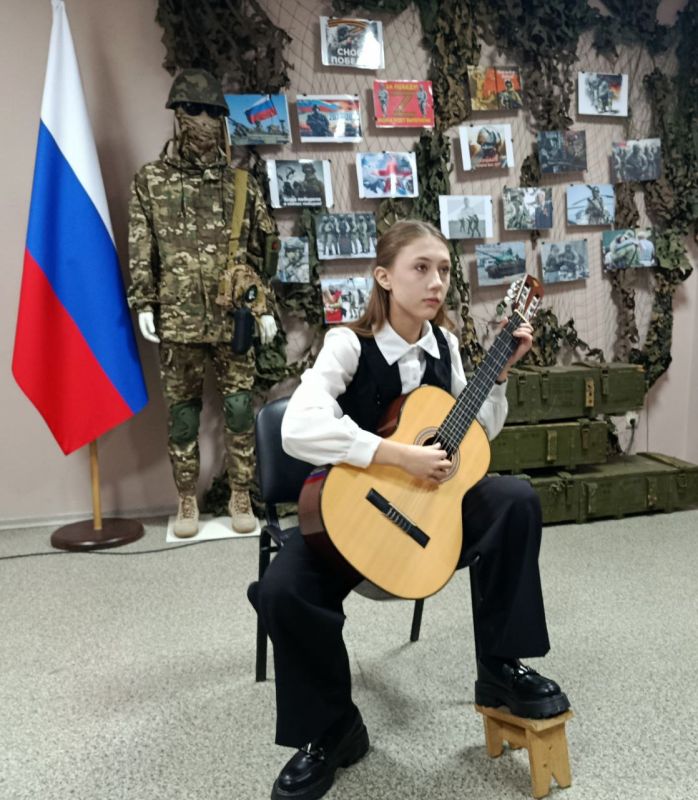 В преддверии праздника Дня Героев Отечества в Антрацитовском историческом музее совместно с детской музыкальной школой в рамках проекта «Пусть музыка звучит в веках» провели историко-музыкальный экскурс «Поклон тебе, солдат... В преддверии праздника Дня Героев Отечества в Антрацитовском историческом музее совместно с детской музыкальной школой в рамках проекта «Пусть музыка звучит в веках» провели историко-музыкальный экскурс «Поклон тебе, солдат...