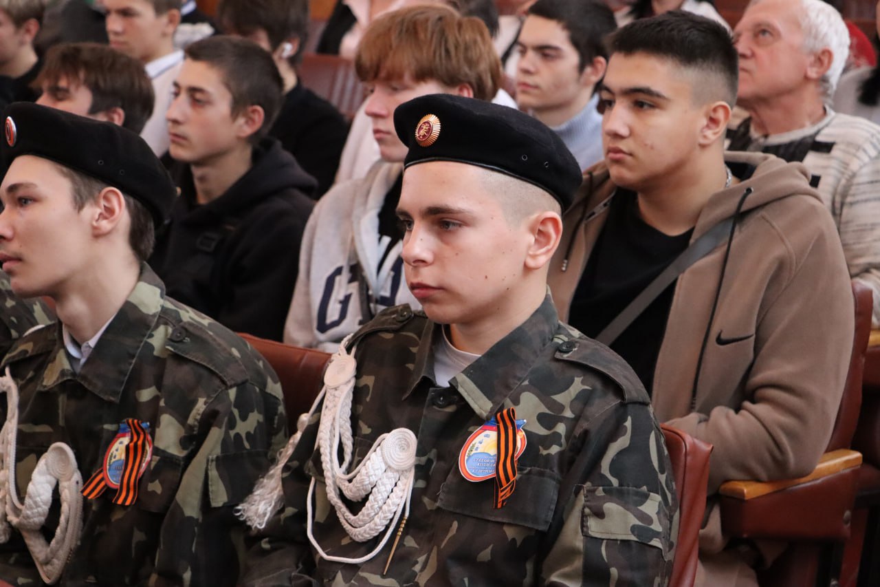 В Стахановском колледже открыли Парту Героя в память о Богдане Грицае В Стахановском колледже открыли Парту Героя в память о Богдане Грицае