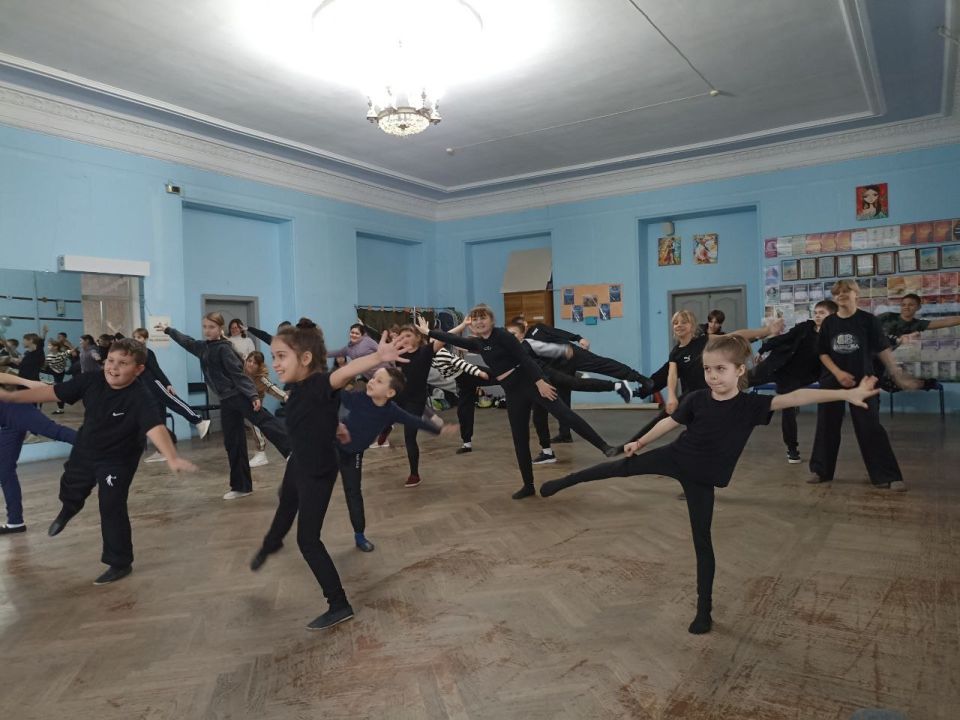 Группа учащихся театрального отделения "Реприза" КДШИ приняла участие в федеральном проекте «Объединяя театром», который проходил в городе Луганске Группа учащихся театрального отделения "Реприза" КДШИ приняла участие в федеральном проекте «Объединяя театром», который проходил в городе Луганске