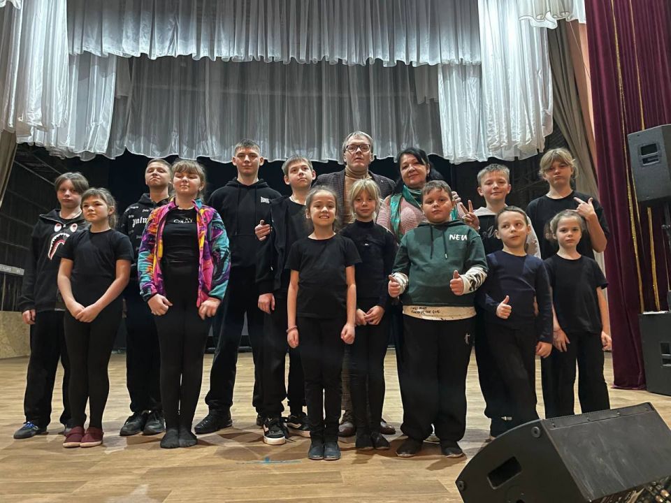 Группа учащихся театрального отделения "Реприза" КДШИ приняла участие в федеральном проекте «Объединяя театром», который проходил в городе Луганске Группа учащихся театрального отделения "Реприза" КДШИ приняла участие в федеральном проекте «Объединяя театром», который проходил в городе Луганске