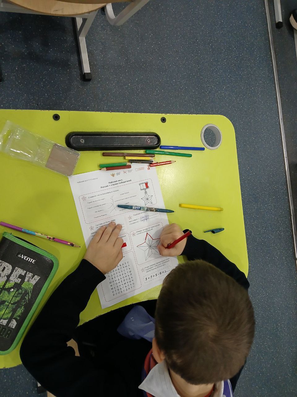 Разговоры о важном». Сегодня, 8 декабря, в "Станично-Луганской средней школе имени Грекова П.М." прошли особенные уроки – «Разговоры о важном», посвященные Дню Героев Отечества Разговоры о важном». Сегодня, 8 декабря, в "Станично-Луганской средней школе имени Грекова П.М." прошли особенные уроки – «Разговоры о важном», посвященные Дню Героев Отечества