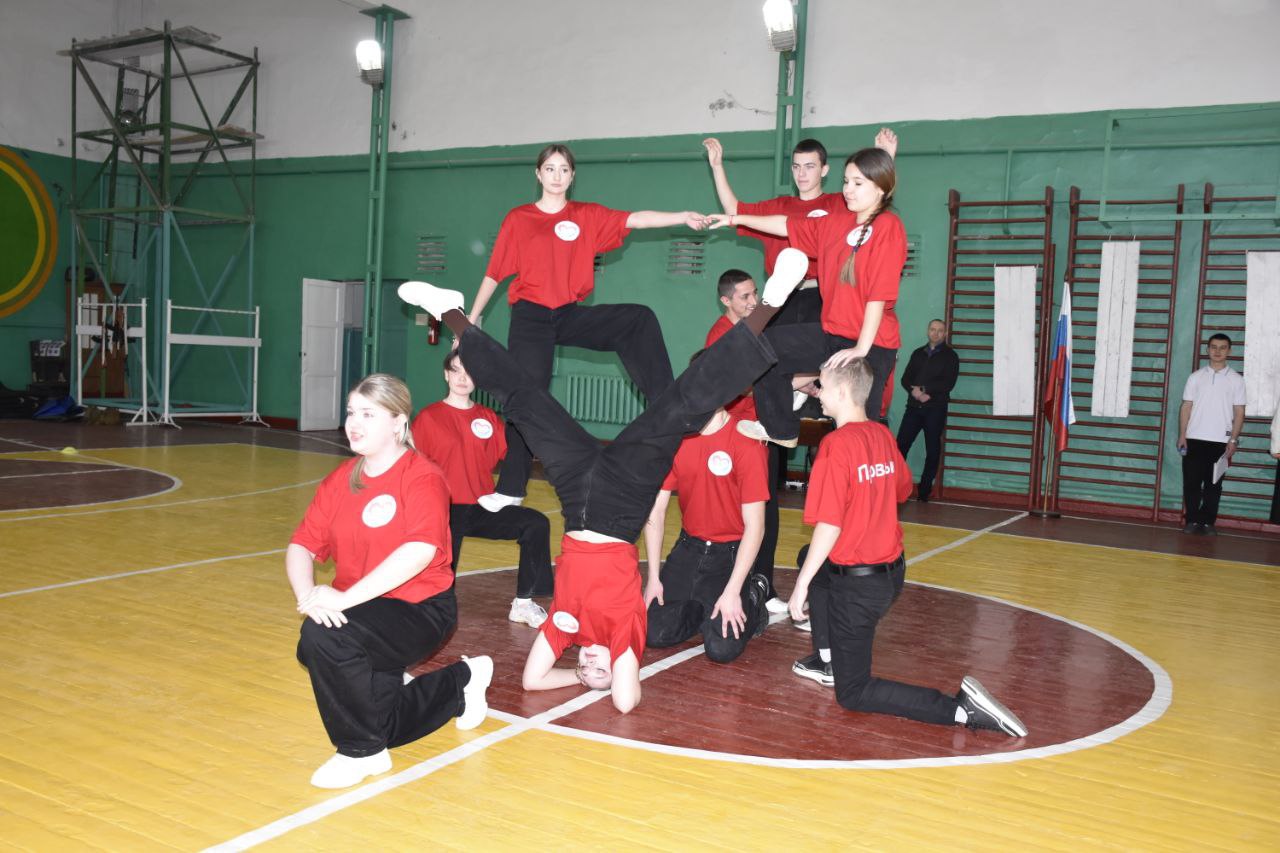 В Красном Луче в Межшкольном центре военно-патриотического воспитания и профессиональной ориентации учащихся состоялся спортивный праздник ко Дню волонтера В Красном Луче в Межшкольном центре военно-патриотического воспитания и профессиональной ориентации учащихся состоялся спортивный праздник ко Дню волонтера