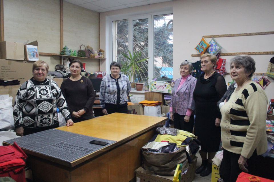 Единороссы Славяносербщины поздравили с Днем добровольца коллектив кружка для серебряных волонтеров «Рукотворные чудеса», который на постоянной основе оказывает помощь нашим защитникам Единороссы Славяносербщины поздравили с Днем добровольца коллектив кружка для серебряных волонтеров «Рукотворные чудеса», который на постоянной основе оказывает помощь нашим защитникам