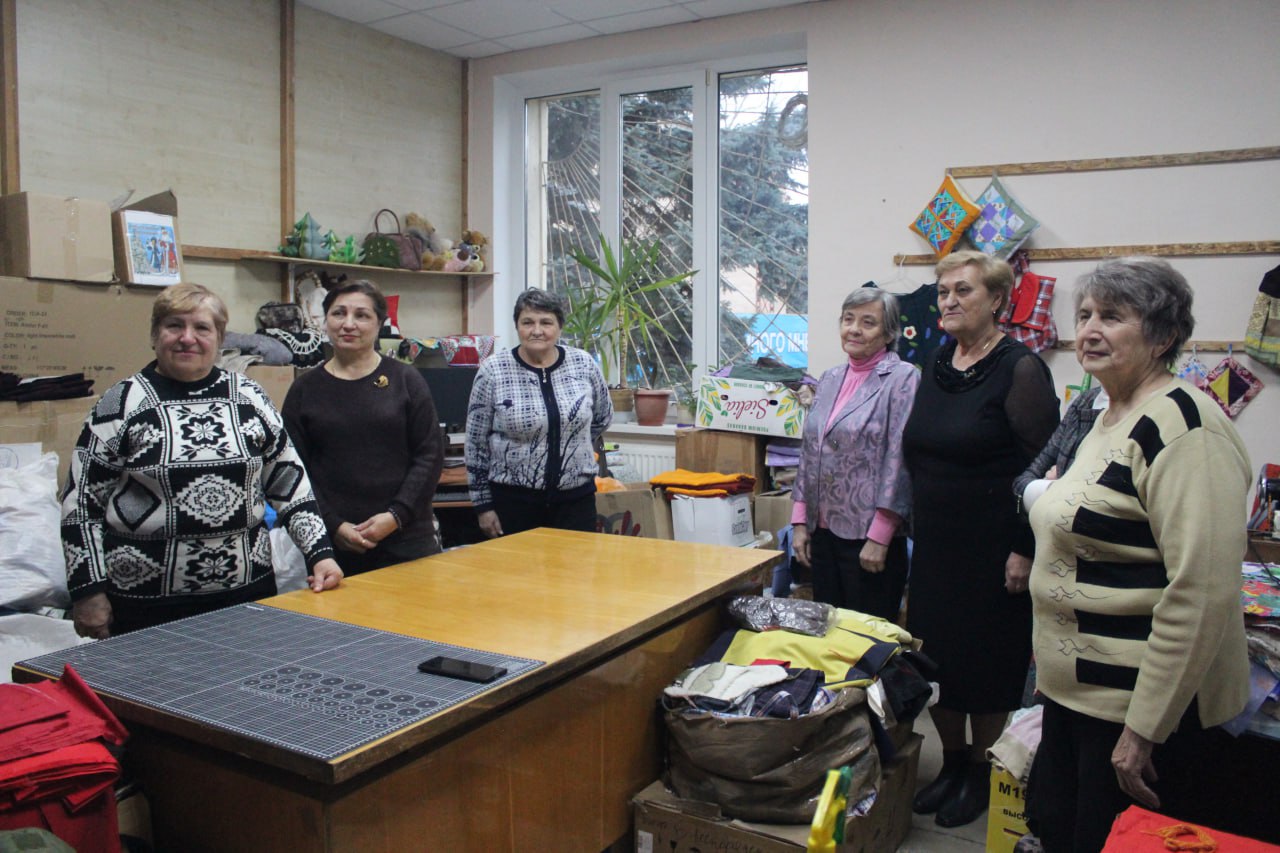 Единороссы Славяносербщины поздравили с Днем добровольца коллектив кружка для серебряных волонтеров «Рукотворные чудеса», который на постоянной основе оказывает помощь нашим защитникам Единороссы Славяносербщины поздравили с Днем добровольца коллектив кружка для серебряных волонтеров «Рукотворные чудеса», который на постоянной основе оказывает помощь нашим защитникам