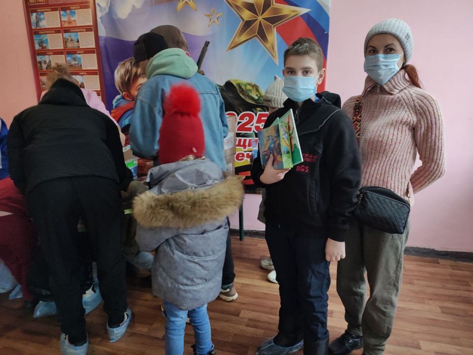 Единороссы доставили подарки в Краснолучскую городскую детскую больницу Единороссы доставили подарки в Краснолучскую городскую детскую больницу