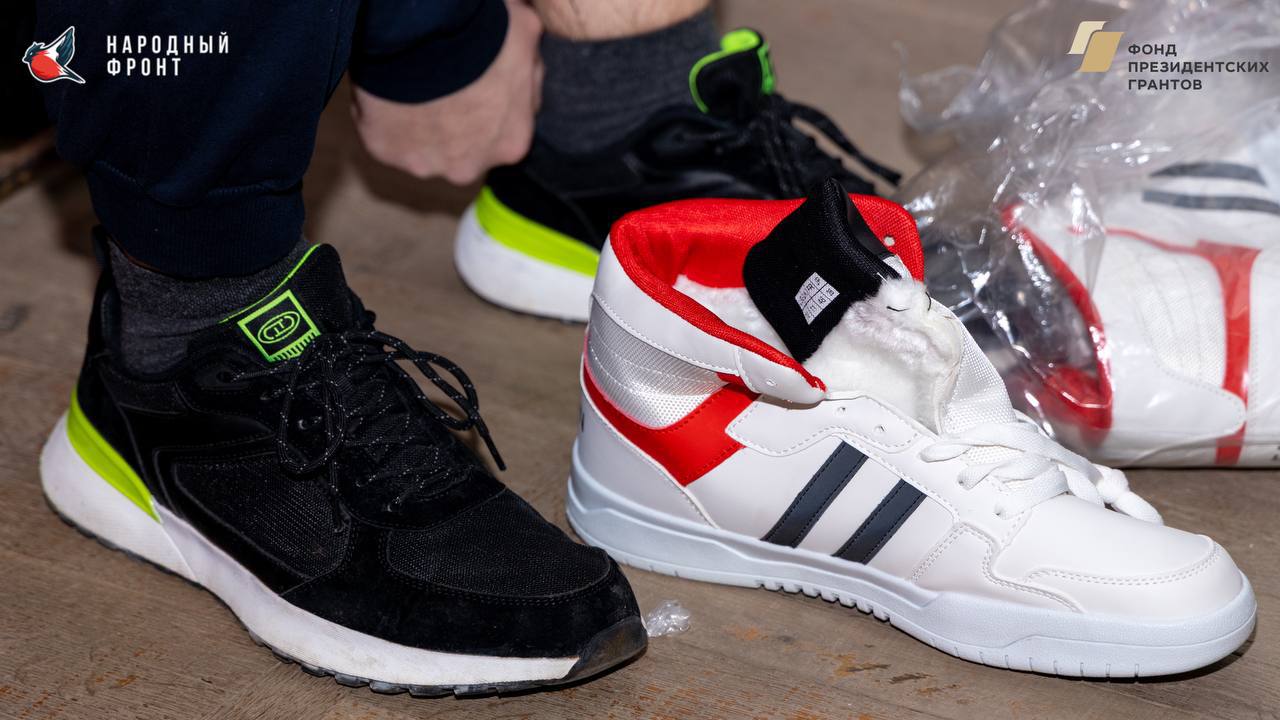 Молодёжка Народного фронта совместно с РИК НФ ЛНР передали около 300 пар обуви для учащихся ГБОУ СПО ЛНР «Луганский техникум-интернат» Молодёжка Народного фронта совместно с РИК НФ ЛНР передали около 300 пар обуви для учащихся ГБОУ СПО ЛНР «Луганский техникум-интернат»