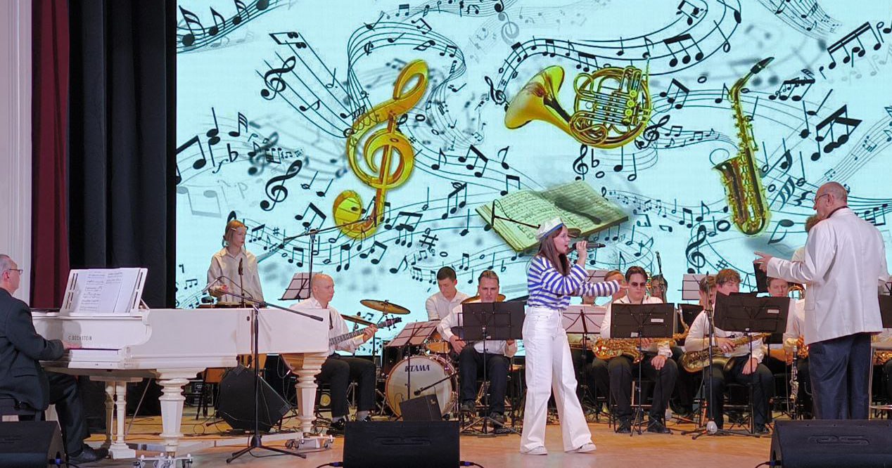 Юные воспитанники «Зари» дебютировали на Красной площади, выступив вместе с джаз-бэндом! Юные воспитанники «Зари» дебютировали на Красной площади, выступив вместе с джаз-бэндом!