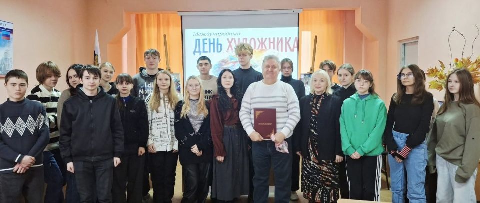 В Брянковском колледже ЛГПУ для обучающихся специальности «Дизайн (по отраслям)» состоялась творческая встреча с брянковским художником и волонтером Сергеем Мовой В Брянковском колледже ЛГПУ для обучающихся специальности «Дизайн (по отраслям)» состоялась творческая встреча с брянковским художником и волонтером Сергеем Мовой