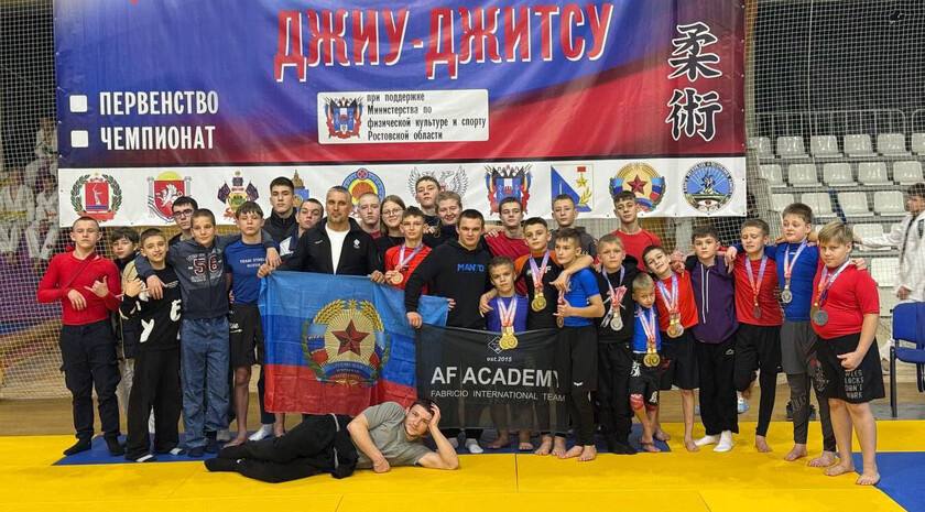 Сборная ЛНР завоевала 18 золотых медалей на Первенстве и Чемпионате Южного федерального округа по джиу-джитсу в Ростове-на-Дону. Об этом сообщила пресс-служба Министерства спорта Республики