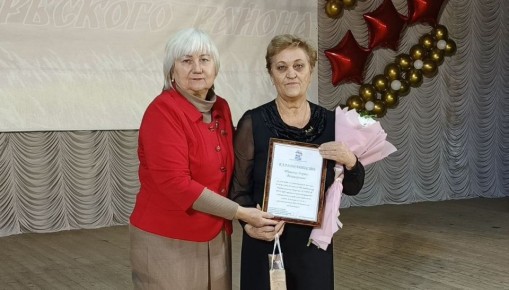 Единороссы Славяносербщины поздравили с Днем добровольца коллектив кружка для серебряных волонтеров «Рукотворные чудеса», который на постоянной основе оказывает помощь нашим защитникам