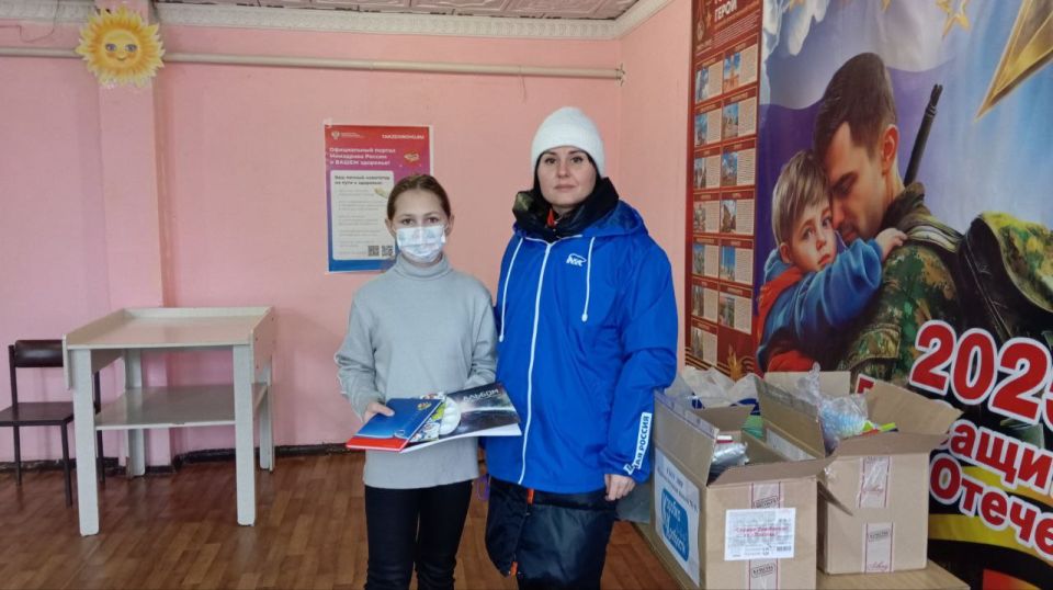 Единороссы доставили подарки в Краснолучскую городскую детскую больницу Единороссы доставили подарки в Краснолучскую городскую детскую больницу