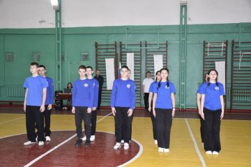 В Красном Луче в Межшкольном центре военно-патриотического воспитания и профессиональной ориентации учащихся состоялся спортивный праздник ко Дню волонтера