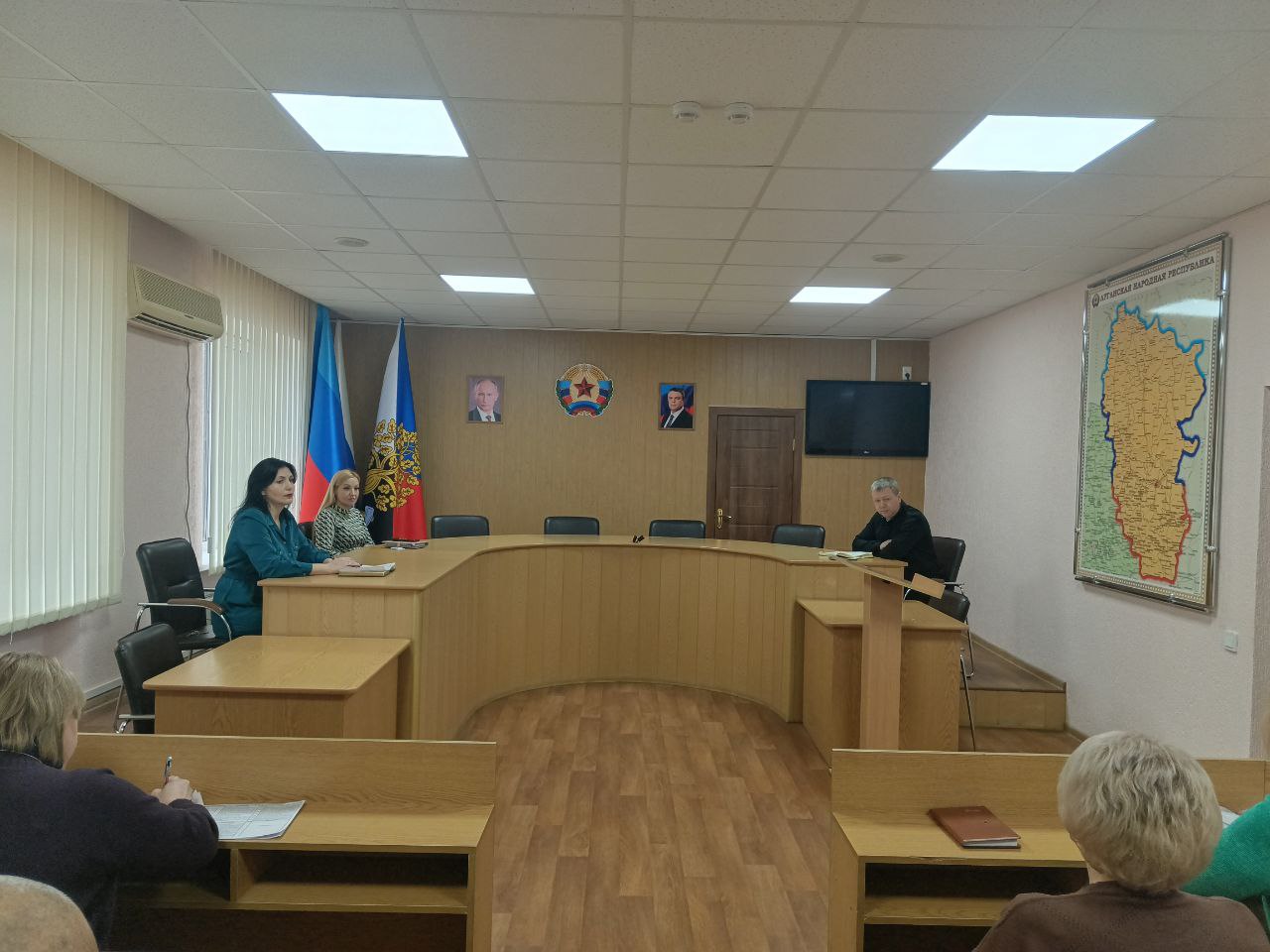 Сегодня временно исполняющий полномочия Главы городского округа город Ровеньки Дмитрий Игошин провел плановое рабочее совещание с руководителями управлений администрации и структурных подразделений