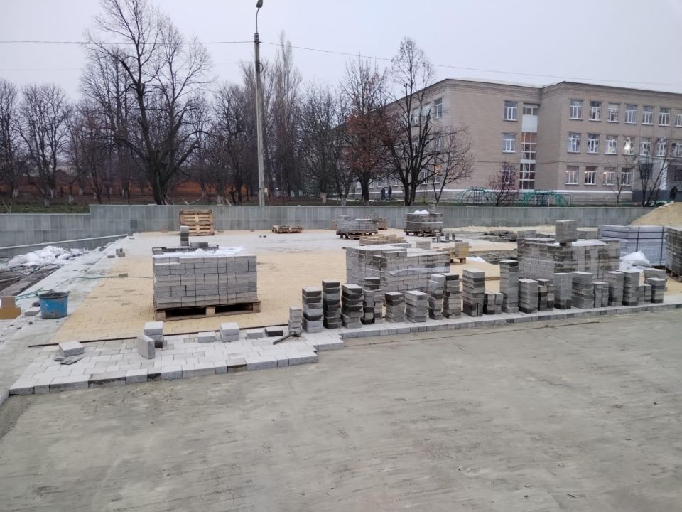 На территории площади Республики Коми в Ровеньках продолжаются восстановительные и строительные работы На территории площади Республики Коми в Ровеньках продолжаются восстановительные и строительные работы
