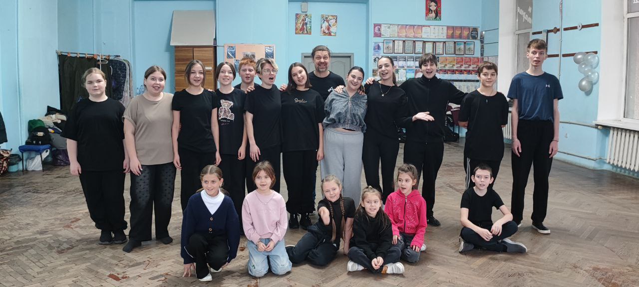 Образцовый театральный коллектив «РАДУГА» МБУ «ГЦКД г. Ирмино» стал участником всероссийского образовательного проекта «Объединяя театром» Образцовый театральный коллектив «РАДУГА» МБУ «ГЦКД г. Ирмино» стал участником всероссийского образовательного проекта «Объединяя театром»