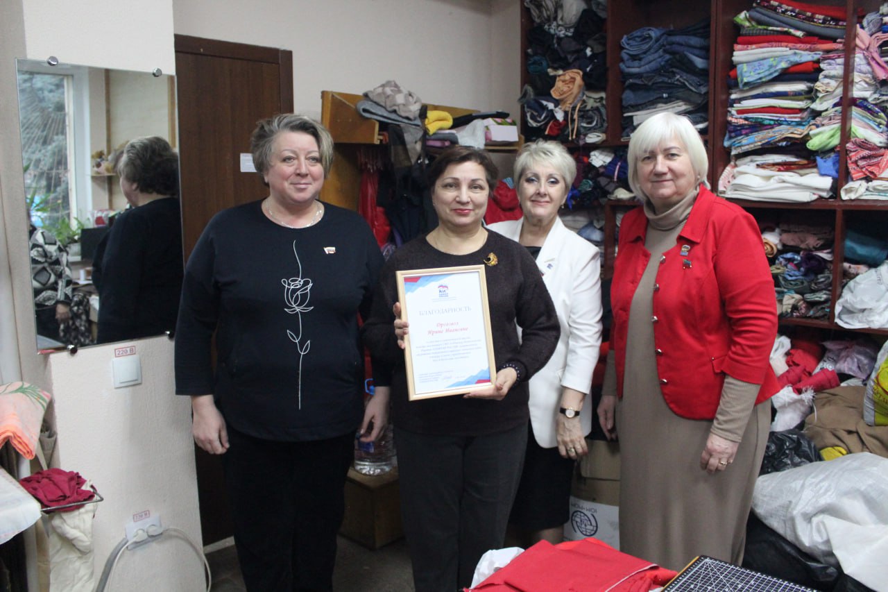 Единороссы Славяносербщины поздравили с Днем добровольца коллектив кружка для серебряных волонтеров «Рукотворные чудеса», который на постоянной основе оказывает помощь нашим защитникам Единороссы Славяносербщины поздравили с Днем добровольца коллектив кружка для серебряных волонтеров «Рукотворные чудеса», который на постоянной основе оказывает помощь нашим защитникам