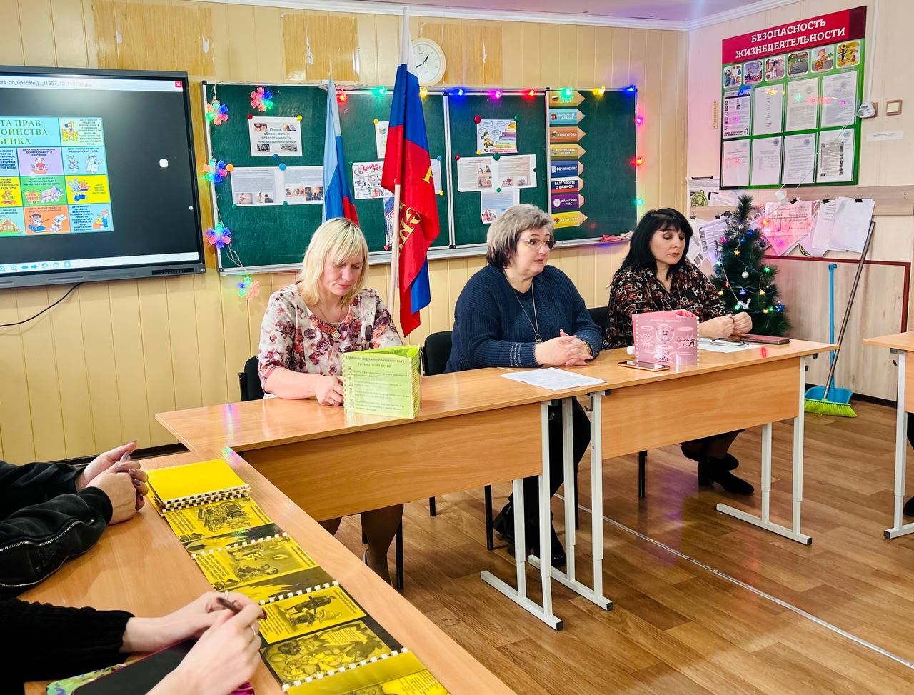 Сегодня начальник отдела по вопросам опеки, попечительства и патронажа Попова Ирина провела семинар для родителей и педагогов Кленовской школы им. Гвардии капитана Д.М. Мирошникова на тему «Защита прав и достоинства ребёнка» Сегодня начальник отдела по вопросам опеки, попечительства и патронажа Попова Ирина провела семинар для родителей и педагогов Кленовской школы им. Гвардии капитана Д.М. Мирошникова на тему «Защита прав и достоинства ребёнка»