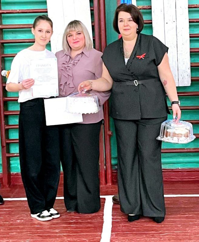 В Красном Луче в Межшкольном центре военно-патриотического воспитания и профессиональной ориентации учащихся состоялся спортивный праздник ко Дню волонтера В Красном Луче в Межшкольном центре военно-патриотического воспитания и профессиональной ориентации учащихся состоялся спортивный праздник ко Дню волонтера