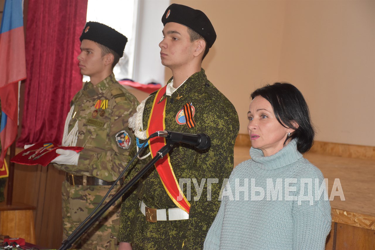 В стахановском колледже открыли Парту Героя В стахановском колледже открыли Парту Героя