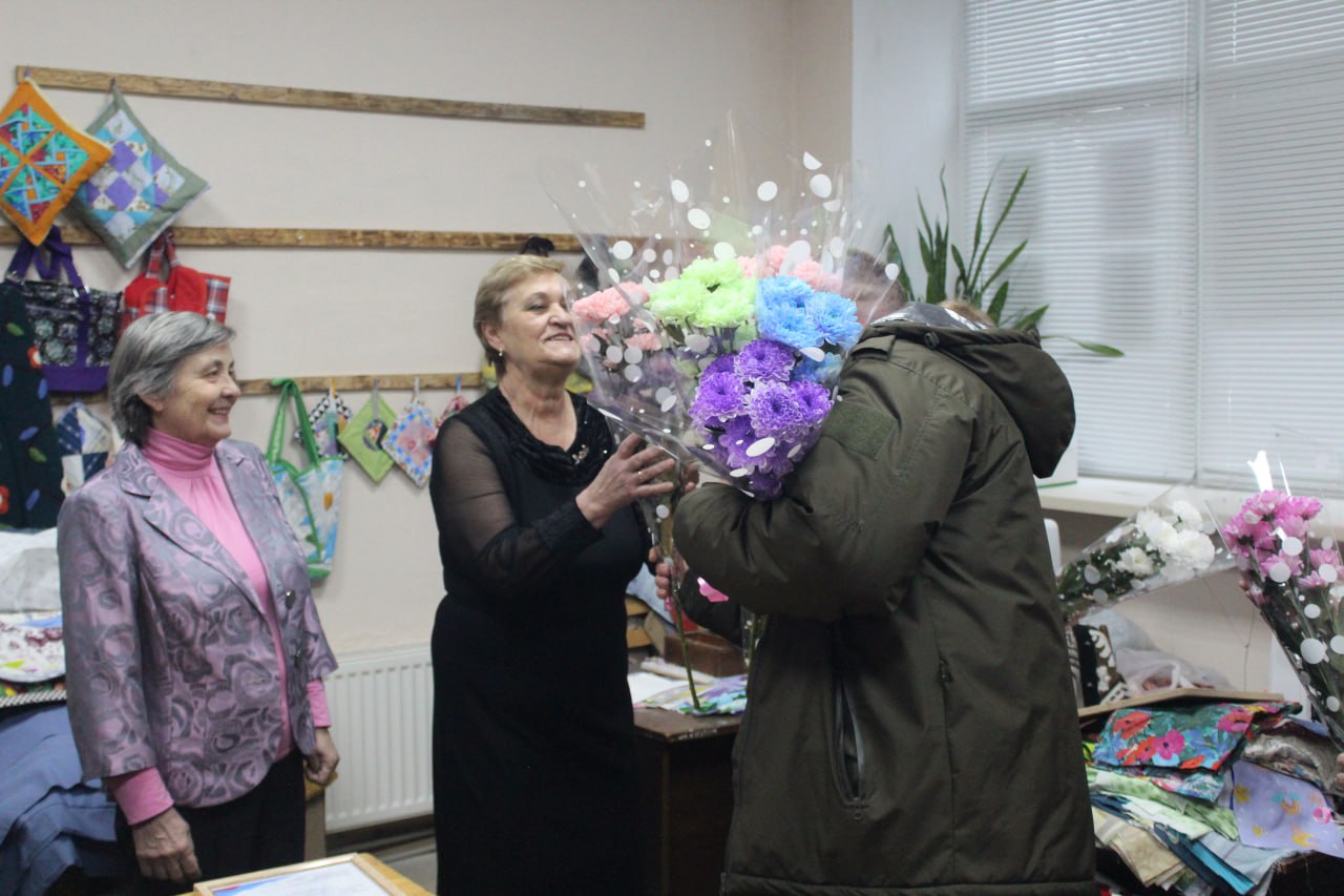 Единороссы Славяносербщины поздравили с Днем добровольца коллектив кружка для серебряных волонтеров «Рукотворные чудеса», который на постоянной основе оказывает помощь нашим защитникам Единороссы Славяносербщины поздравили с Днем добровольца коллектив кружка для серебряных волонтеров «Рукотворные чудеса», который на постоянной основе оказывает помощь нашим защитникам